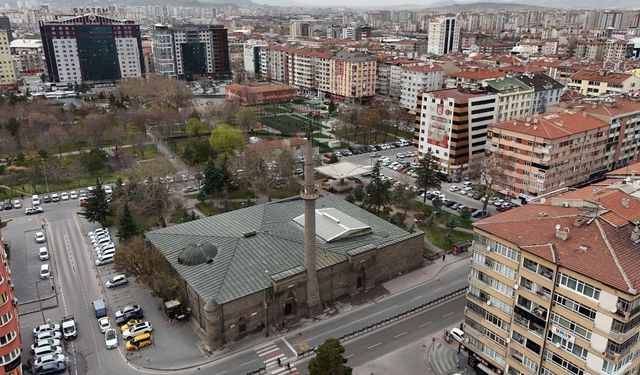 Kayseri'de 8 asırlık camide itikafa girdiler!