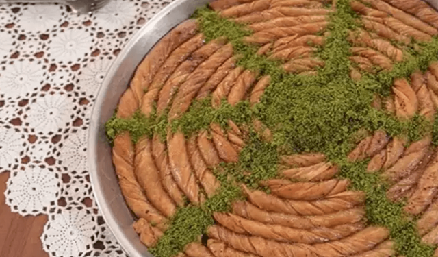 Bayram sofralarına şenlik katacak lezzet! Baklava tadında Kıvrım tatlısı!