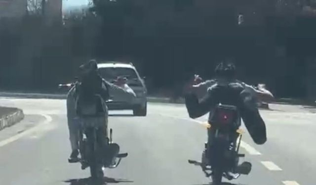 Motosiklet üzerinde yatarak ilerlediler, cezaları dudak uçuklattı!