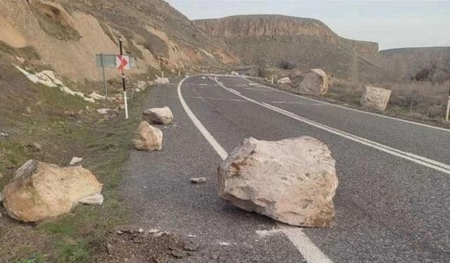 Kayseri Soğanlı yolunda düşen dev kaya parçası paniğe sebep oldu!