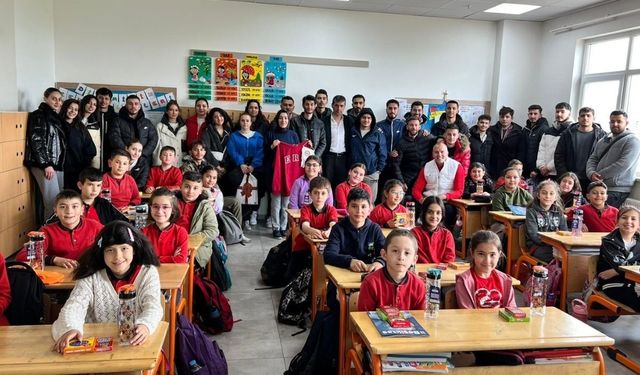 Erciyes Üniversitesi yerinde durmuyor! Minik öğrencilerle spor yapılar