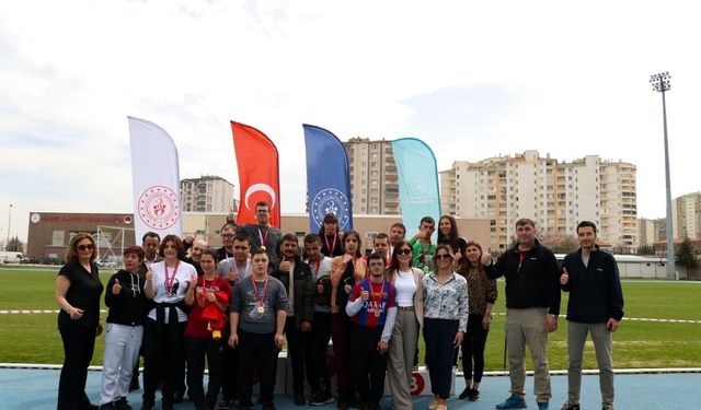 Kayseri’de spor engel tanımadı! Özel öğrenciler madalyalara ambargo koydu
