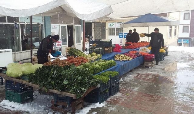 Kayseri’de soğuk hava semt pazarlarını vurdu! Esnaf tezgah kapattı