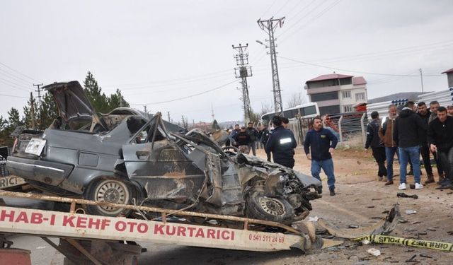 İki aracın karıştığı kazada otomobil kağıt gibi ezildi! Ölü ve yaralılar var