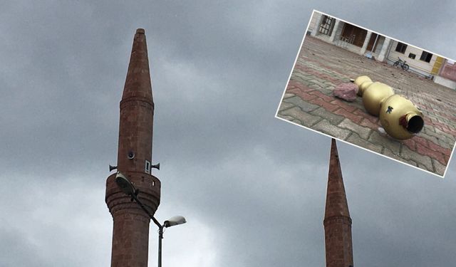 Korku dolu anlar! Cami minaresine yıldırım düştü