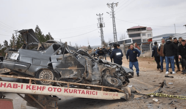 Otomobilin kağıt gibi ezildiği feci kazada bir aile yok oldu!