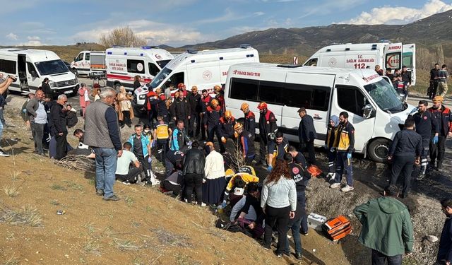 Öğretmenleri taşıyan minibüs kaza yaptı! Ölü ve yaralılar var