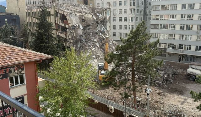 Kayseri Öğretmenevi yıkımında  sona gelindi!