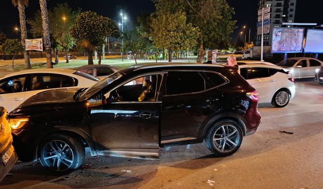 Kırmızı ışıkta kanlı pusu! Lüks araca silahlı saldırı düzenlendi