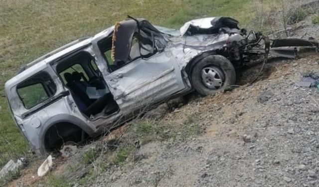 Araç şarampole yuvarlandı! Genç sürücü kazada can verdi