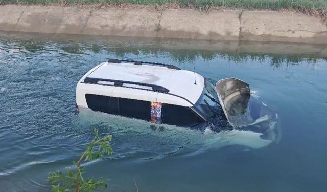 Böylesi görülmedi! Sulama kanalına düşen araç sürücüsü yardımı reddetti