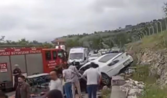 Hacılar organize yolunda ortalık savaş alanına döndü: Kazada 1 kişi hayatını kaybetti!