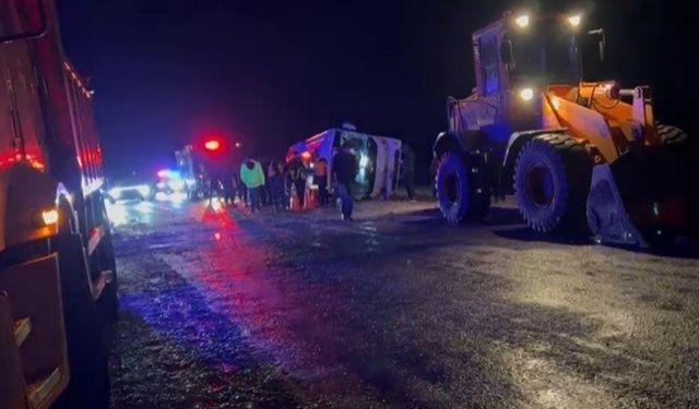 Feci kazada minibüs yan yattı: Ölü ve yaralılar var!