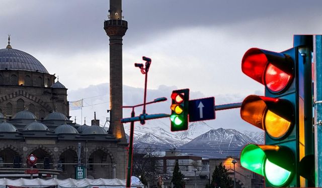 Kayseri trafiğinde büyük sorun: Adım başı ışık!