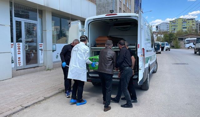 Komşuları koku üzerine ihbar etti! 70 yaşındaki adamın cansız bedeni bulundu