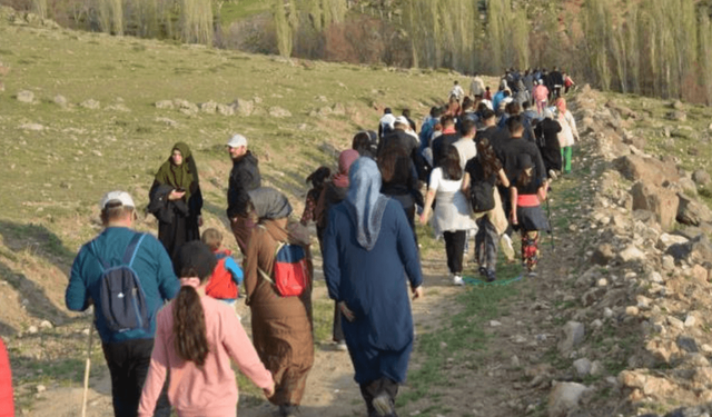 Develi’de dikkat çeken hareketlilik! Yüzlerce kişi aynı yöne yürüdü