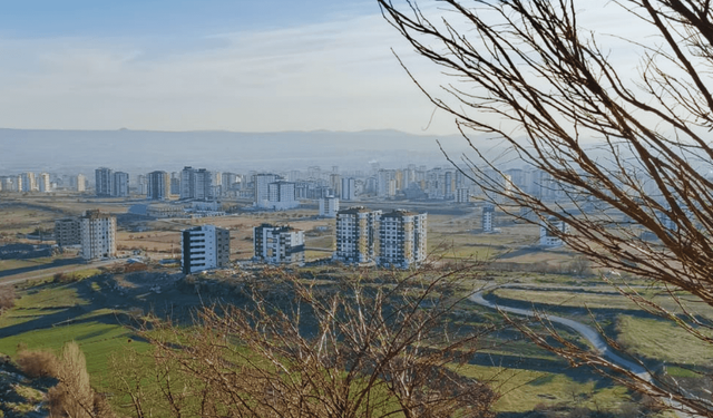 Kayseri’de tehlike çanları! TOKİ’nin eteğinden kayalar yuvarlanıyor!