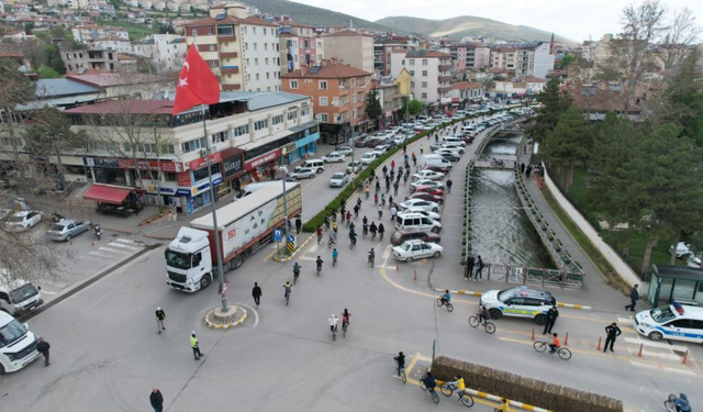 Yahyalı’nın merkezi dolup taştı! Bayram coşkusuna altın dokunuş!