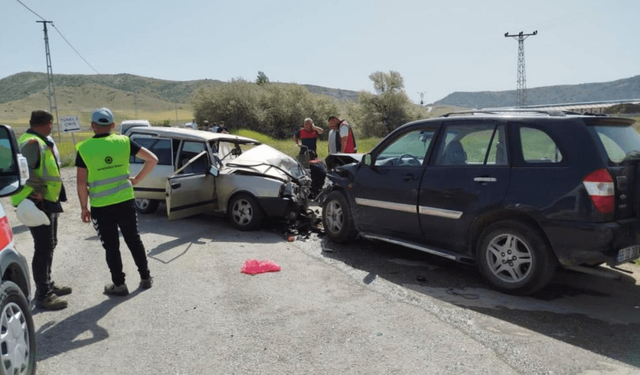 Lüks otomobil ve Tofaş birbirine girdi! Çok sayıda yaralı