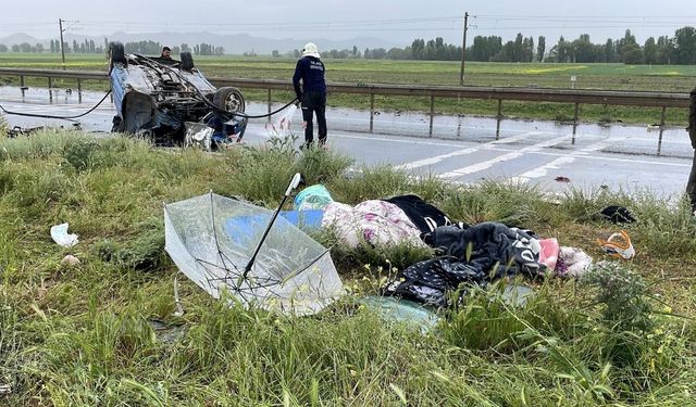 Kontrolden çıkan otomobil önce araca sonra tıra çarptı! Genç kadın kazada can verdi