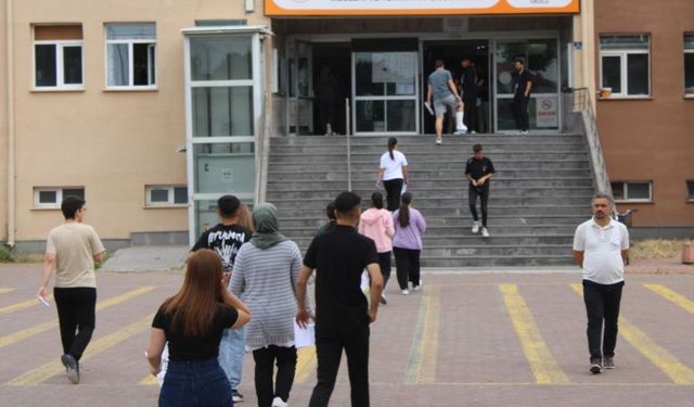 Kayseri’de AYT sınavı heyecanı yaşandı