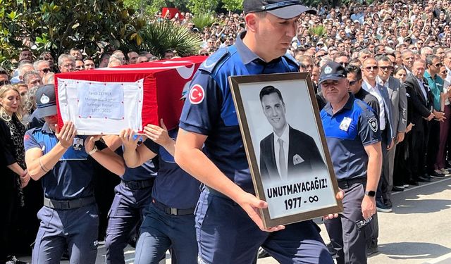CHP'li Başkan Ferdi Zeyrek son yolculuğuna uğurlandı: Özgür Özel gözyaşlarına hakim olamadı!