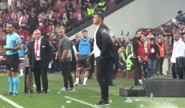 Samsun'da şaşırtan olay! Jakirovic'e pet şişe atıldı, kırmızı kart gördü!
