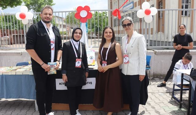 Kayseri'de 100 öğrencinin çıkardığı kitap için imza töreni düzenlendi!