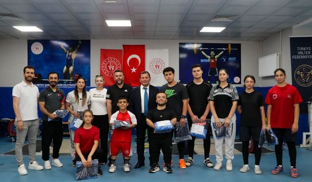 Kayseri'de o sporculara büyük destek! Ekipman dağıtımı yapıldı