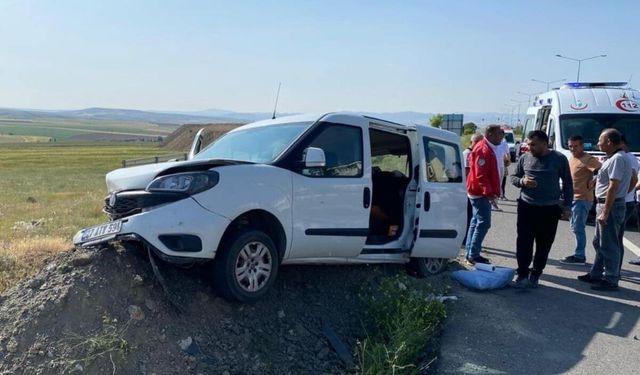 Kayseri yolunda şarampole devrilen araç toprak yığınına saplandı! 4'ü çocuk 7 yaralı