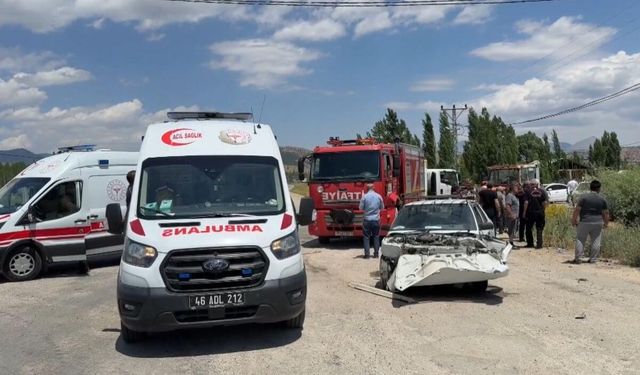 Otomobil ile hafif ticari araç birbirine girdi: Çok sayıda yaralı