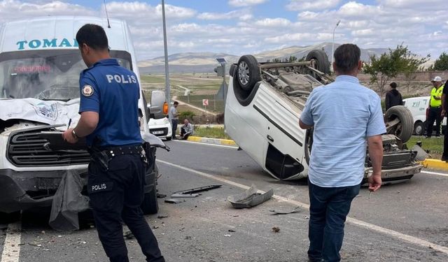 Tomarza'da faciadan dönüldü: Otobüs ile kafa kafaya çarpıştı!