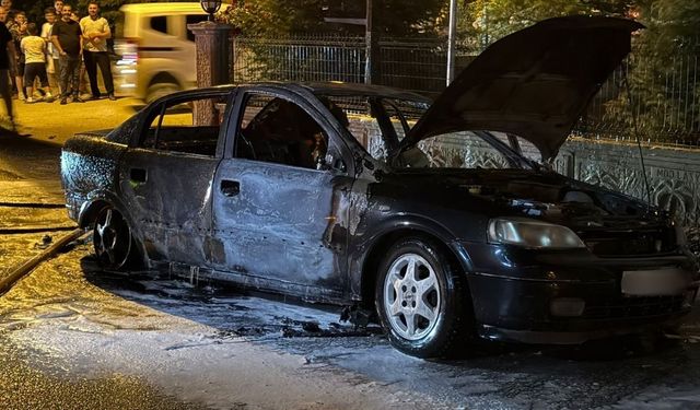 Sokak ortasında alev alev yandı: Araç küle döndü!