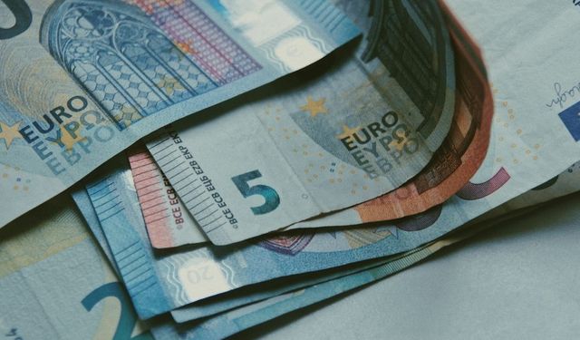 Yatırımcılar dikkat! Dolar ve Euro haftaya yükselişle başladı