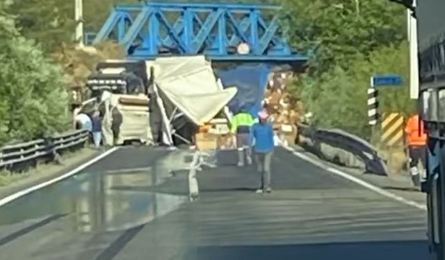 'Nasıl oldu?' dedirten feci kaza: 3 TIR birbirine girdi!
