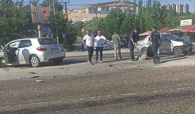 İki otomobil birbirine girdi! 1'i ağır 4 yaralı