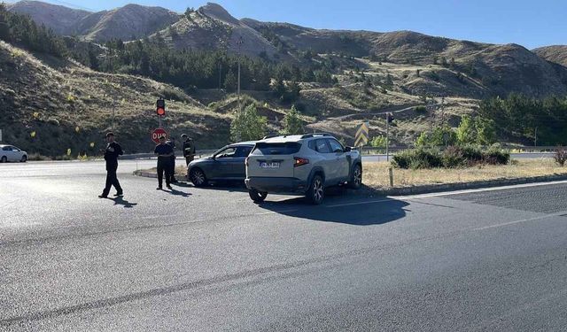 Kavşağa girmek isterken önündeki araca çarptı! Çok sayıda yaralı var