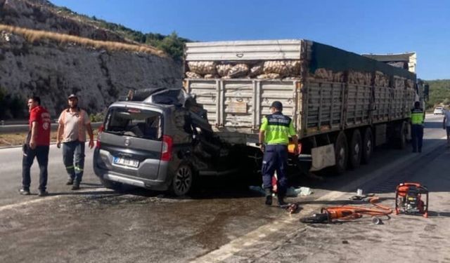 Katliam gibi kaza! Tırın altına giren araçta 5 kişi can verdi!