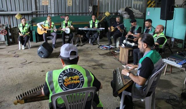 Kayseri'de belediye personellerinden oluşan grup sahneden sahneye koşuyor!