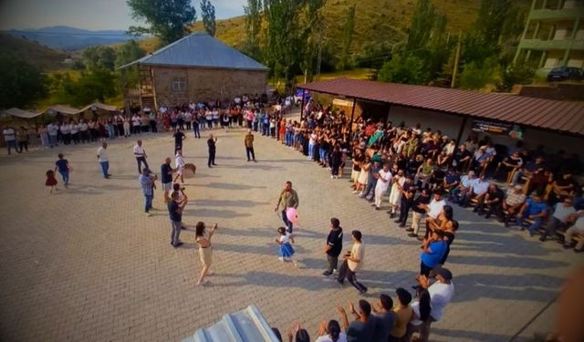 Adana'dan İstanbul'a kadar yüzlerce kişi Develi’ye akın etti! 3 saat süren halay gündem oldu