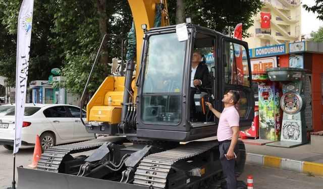 Kayseri sokaklarındaki dev ekskavatör dikkat çekti! Araç filosuna katıldı