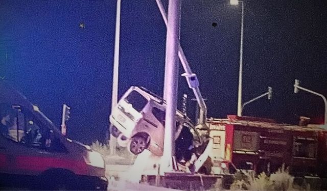 Kayseri’de can pazarı: Otomobil direğe ok gibi saplandı