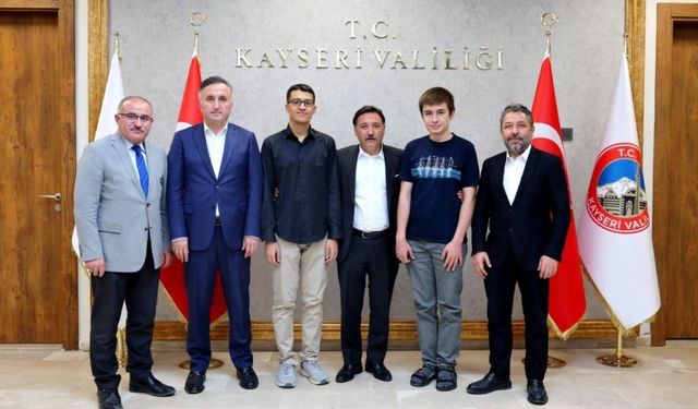Kayseri’de YKS Gururu: Türkiye Dereceleri Vali Çiçek’in Makamında!