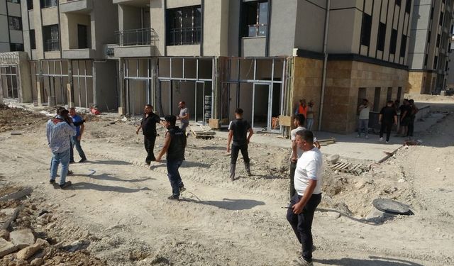 Şantiyede 50 kişi arasında taşlı sopalı kavga! Ortalık savaş alanına döndü