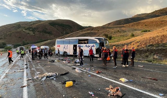 Yolcu otobüsü dağın yamacına çarptı! 3 ölü 24 yaralı