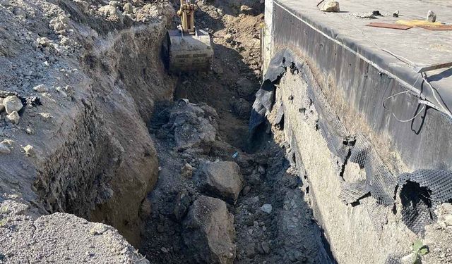 Tünel çalışmasında toprak kaydı! 2 işçi göçük altında kaldı