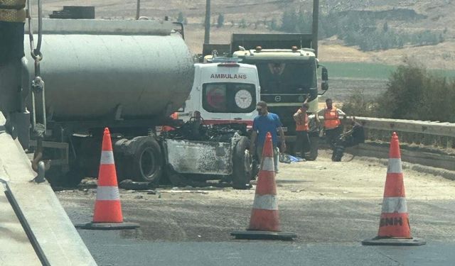 Yakıt tankeri ile kamyon kafa kafaya çarpıştı! 2 ölü