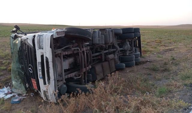 Akaryakıt yüklü tanker devrildi! Sürücü yaralandı