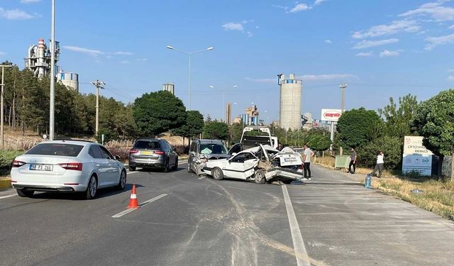 Aynı istikamette giden iki araç çarpıştı! Otomobil hurdaya döndü