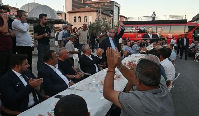 AKP’li başkan salonu vermedi, CHP’liler caddeyi miting alanına çevirdi!